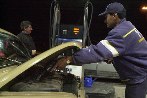 Estaciones de servicio intentan cerrar paritaria con un piso del 30 por ciento