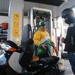 Promueven una nueva Ley Nacional de Tránsito que incluya la prohibición de cargar nafta a motociclistas sin casco