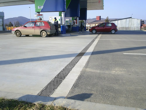 Cayó al piso por una rejilla defectuosa: la justicia condenó a la estación a indemnizarlo “por ponerlo en peligro”