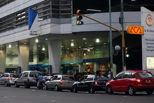 A dos años de la expropiación de YPF: se vende más combustibles pero se produce menos