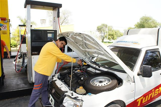 Expendedores contra las críticas al GNC: aseguran que es un combustible que demuestra seguridad y eficiencia