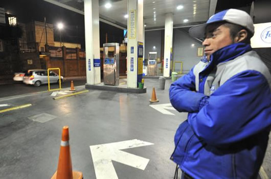 Se enciende la luz roja para los empleados de estaciones de servicio por la caída de las ventas