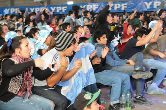 Los surtidores se visten de celeste y blanco para aumentar las ventas