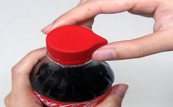 Buscando un premio escondido en las tapitas destapó todas las botellas: la estación lo echó pero la Justicia lo absolvió