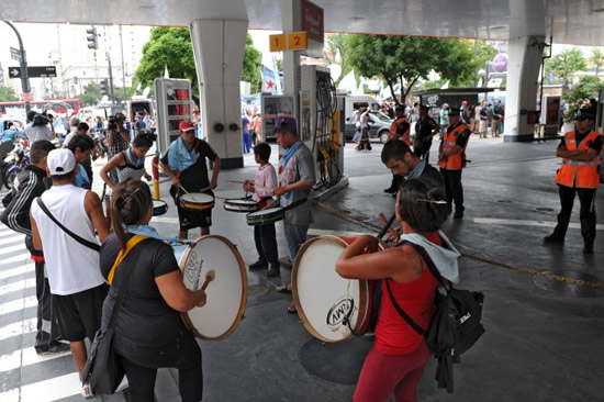 Consumidores proponen boicot a la compra de combustibles para frenar aumentos de precios