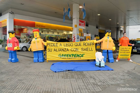 Protestas en estaciones de servicio del país para reclamar a LEGO que rompa su acuerdo con Shell