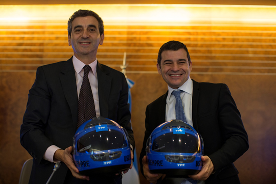 YPF capacitará al personal de estaciones para que promuevan el uso del casco