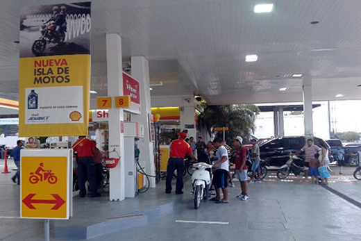 Estaciones de servicio refuerzan la seguridad en el expendio de combustibles colocando soportes para motos