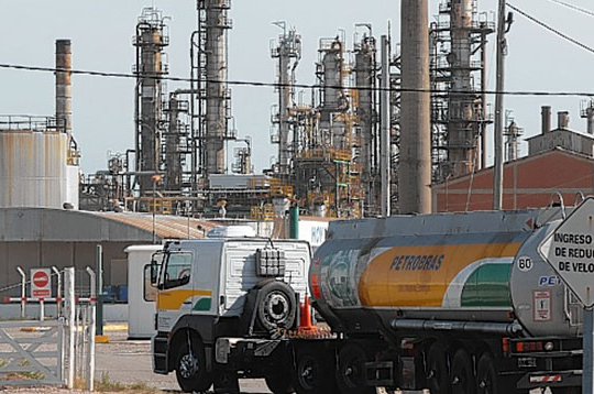 Petrobras: rumores de retirada mientras programa inversiones en Bahía Blanca