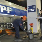 Se impone la obligación de contar con baldes metálicos para descargar combustibles