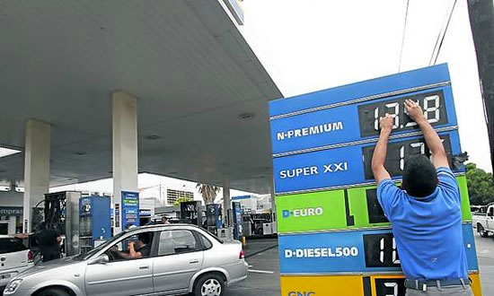La disparada del dólar blue empuja los precios de los combustibles en el surtidor