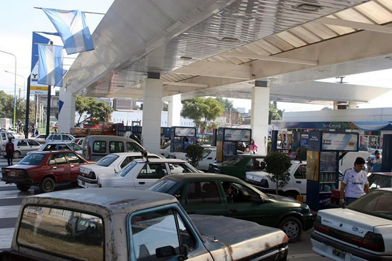 Se desplomó en julio la venta de naftas y gasoil en las estaciones de servicio