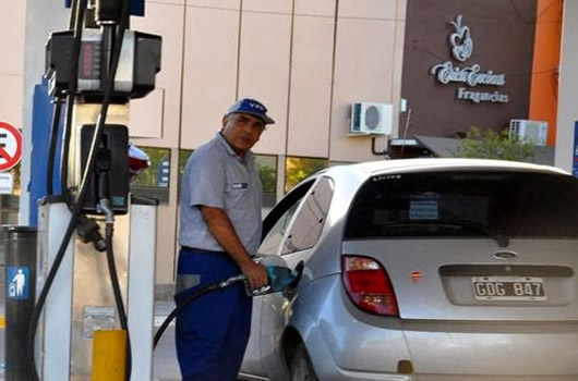 Opinión: se modificó la relación entre el sueldo y el litro de combustible