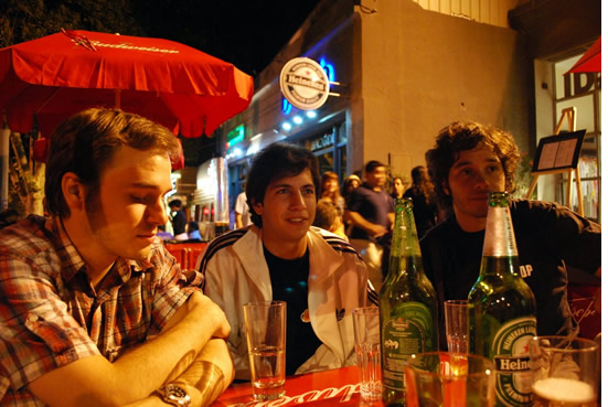 Masiva inscripción de las estaciones de servicio para vender alcohol en los shop