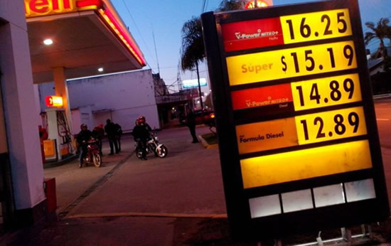 En el interior el litro de nafta ya cuesta lo mismo que en Europa