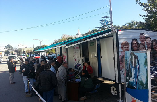 Trabajadores promueven la prevención de la salud a través de un consultorio itinerante