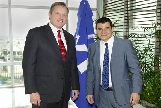 YPF y Esso analizan oportunidades de negocios conjuntos