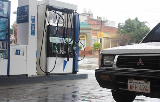 Película conocida: sube el dólar blue y los extranjeros vuelven a llenar el tanque