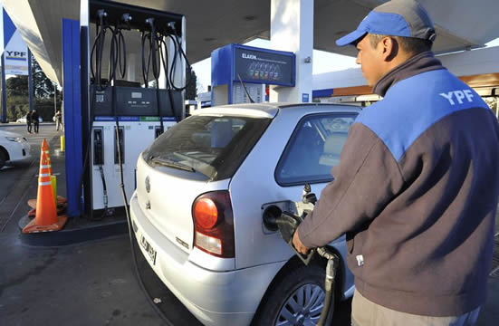 Los surtidores de YPF despachan seis de cada diez litros de naftas que se venden en el país