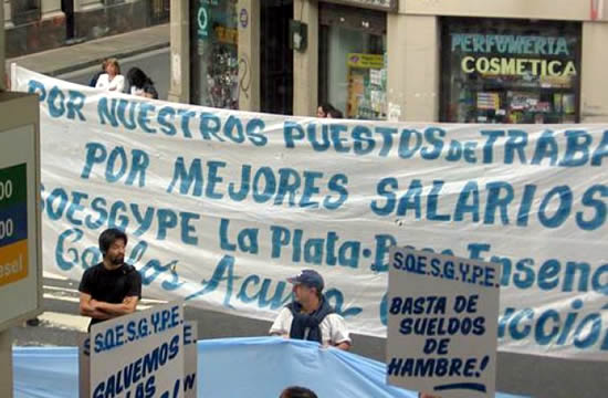 Empleados de estaciones de servicio se sumarían al pedido de un bono para fin de año