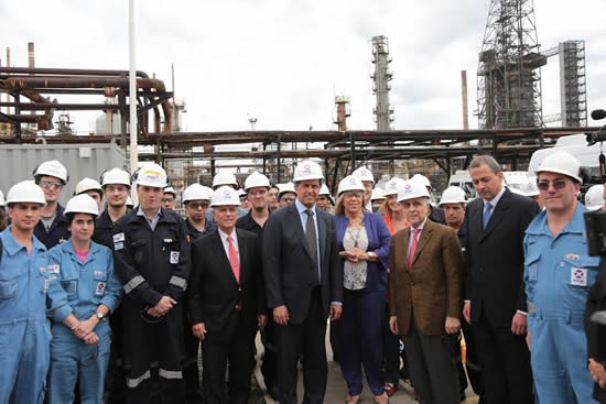 Scioli visitó las obras de ampliación de la refinería de AXION energy en Campana