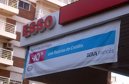 Las promociones bancarias impulsan la venta de naftas con tarjetas