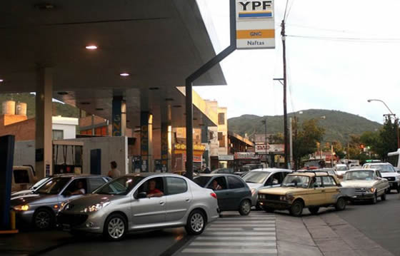 Las estaciones de servicio aprovechan la redención de las naftas y el GNC pero padecen la caída de las ventas de gasoil