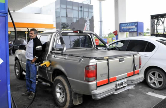 En Corrientes proponen implementar un impuesto que se pague cuando se carga nafta