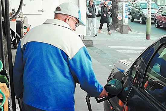 El personal de estaciones de servicio arranca 2015 con un aumento de sueldo