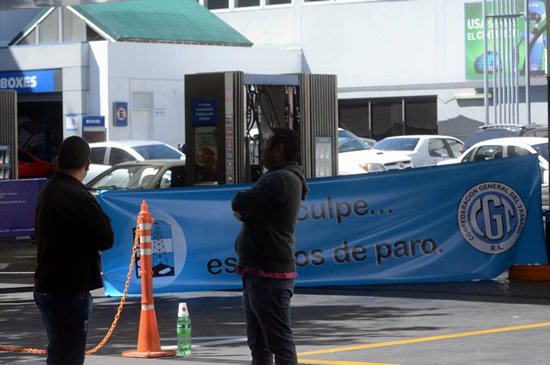 Este viernes las estaciones de servicio YPF podrían no despachar combustibles
