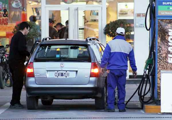 Empleados de estaciones de servicio consiguen aumento adicional del 14 por ciento