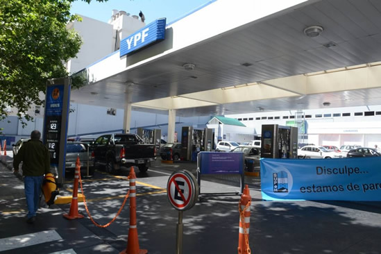Trabajadores de estaciones de servicio de YPF suspenden paro de actividades