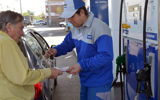 El aumento de precio de las naftas redujo la remuneración de los playeros