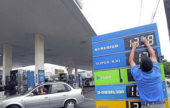 Petroleras y Gobierno buscan una fórmula que permita bajar el precio de la nafta sin perder rentabilidad