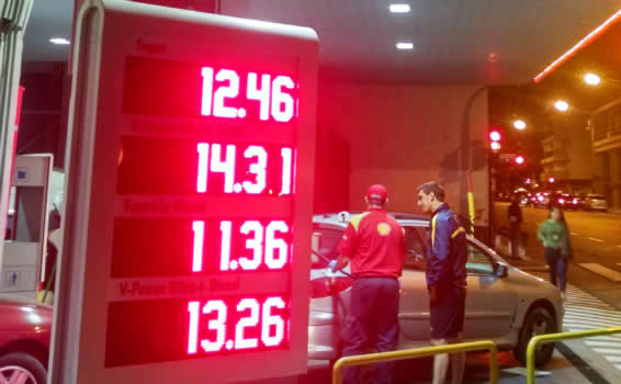 Opinión: ¿Cuánto debería bajar el precio de la nafta si se tomara en cuenta la cotización del petróleo?