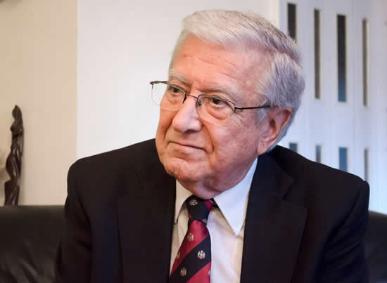 Asociaciones de consumidores reconocen que la rebaja de los combustibles benefició al público