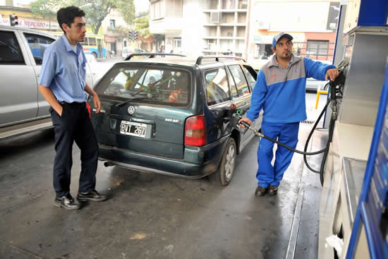 Empleados de estaciones de servicio ponen en marcha la discusión salarial