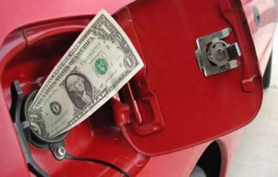 Efecto devaluación: el litro de nafta súper muy por encima de lo que cuesta un dólar