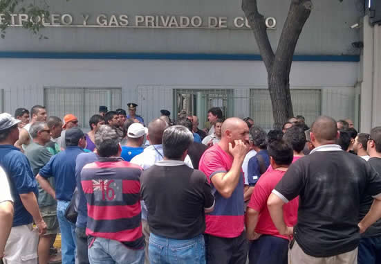 Conflicto interno en el gremio petrolero afecta abastecimiento a las estaciones de servicio