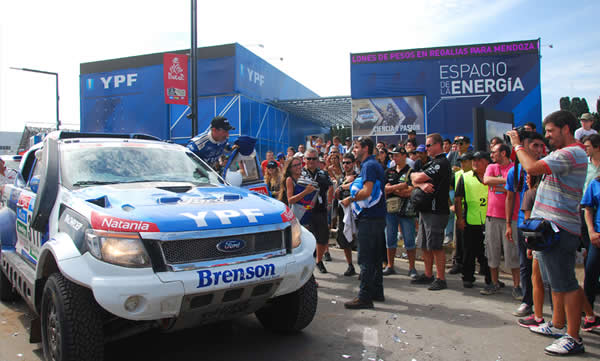El espacio de YPF atrajo a miles de fanáticos en el cierre del Dakar 2015