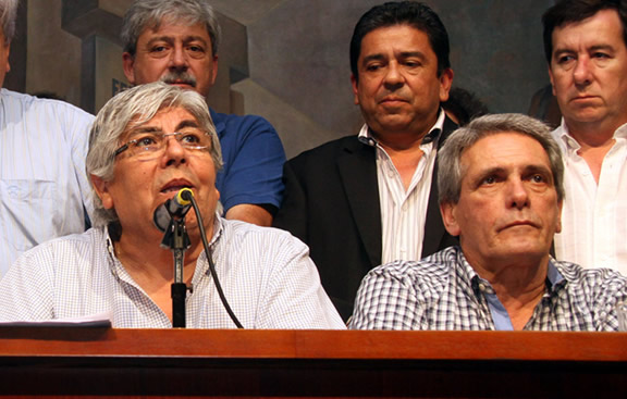 Paritaria compleja: empleados de estaciones de servicio en la vereda opuesta al Gobierno