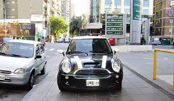 ¿Es responsable la estación de servicio por el robo de un auto estacionado en la playa?