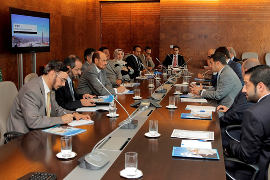 YPF analiza oportunidades de negocios con Arabia Saudita