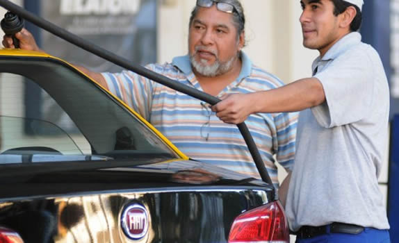 Cruce por los aumentos de sueldos: estaciones advierten con reducir personal