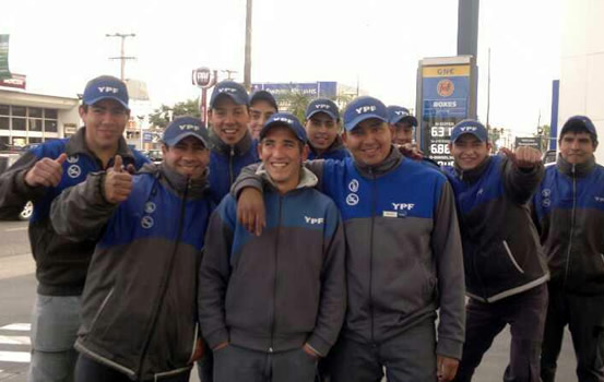 Empleados de estaciones de YPF evalúan alternativas para compensar impuesto a las ganancias