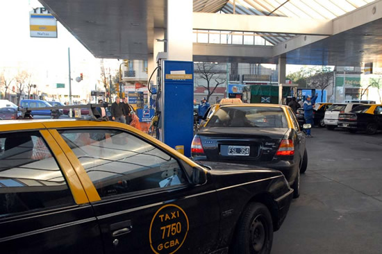 Diputados reclaman precio diferencial para los combustibles destinados a taxis y remises