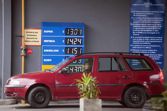 YPF dejó de tener los precios de las naftas más bajos del mercado