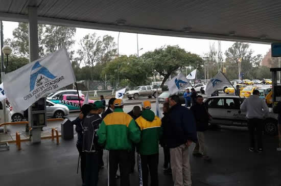 Asambleas en las estaciones de servicio en protesta al techo en las paritarias