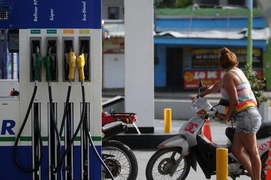 Refinor vuelve a instalar la nafta común en su red de estaciones de servicio