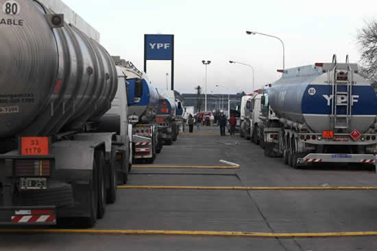 Hoy sin distribución de combustibles por un paro de camioneros